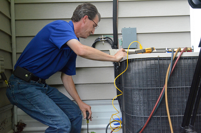 air conditioning maintenance tips (photo by https://www.flickr.com/photos/komunews/)
