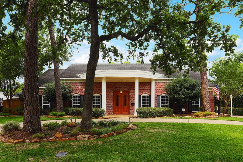 One Story Colonial with Circular Driveway in Houston - photo from ChuckPoteet.com