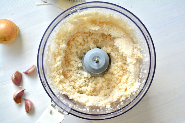 pizza in a food processor (photo by https://www.flickr.com/photos/130283013@N07/)