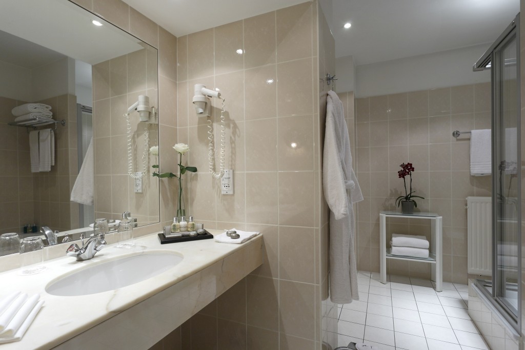 bathroom maintenance hacks (photo by: https://www.flickr.com/photos/leplaza-brussels/)