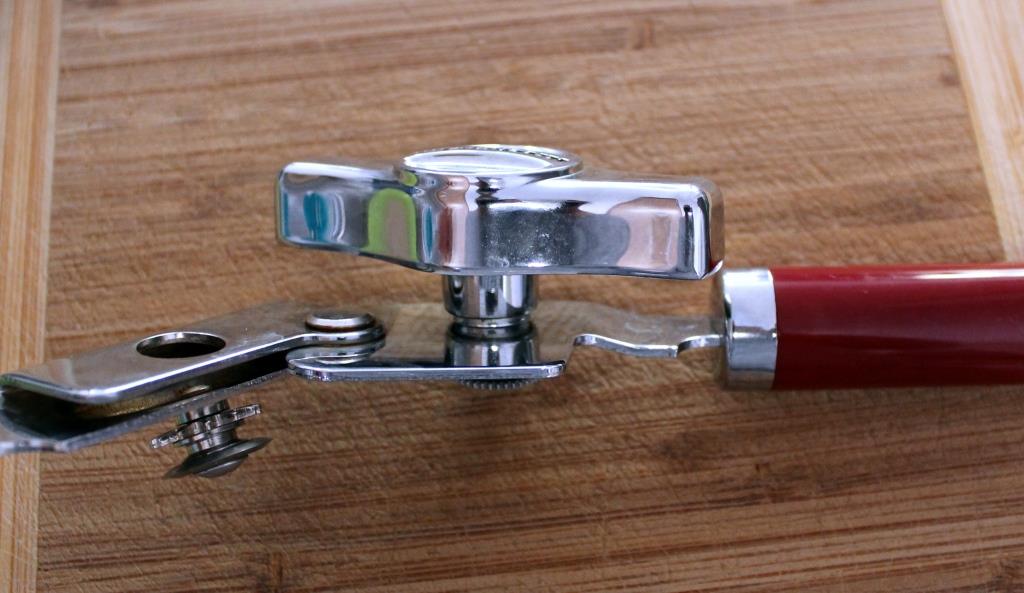 not cleaning your can opener ways you're getting house cleaning wrong