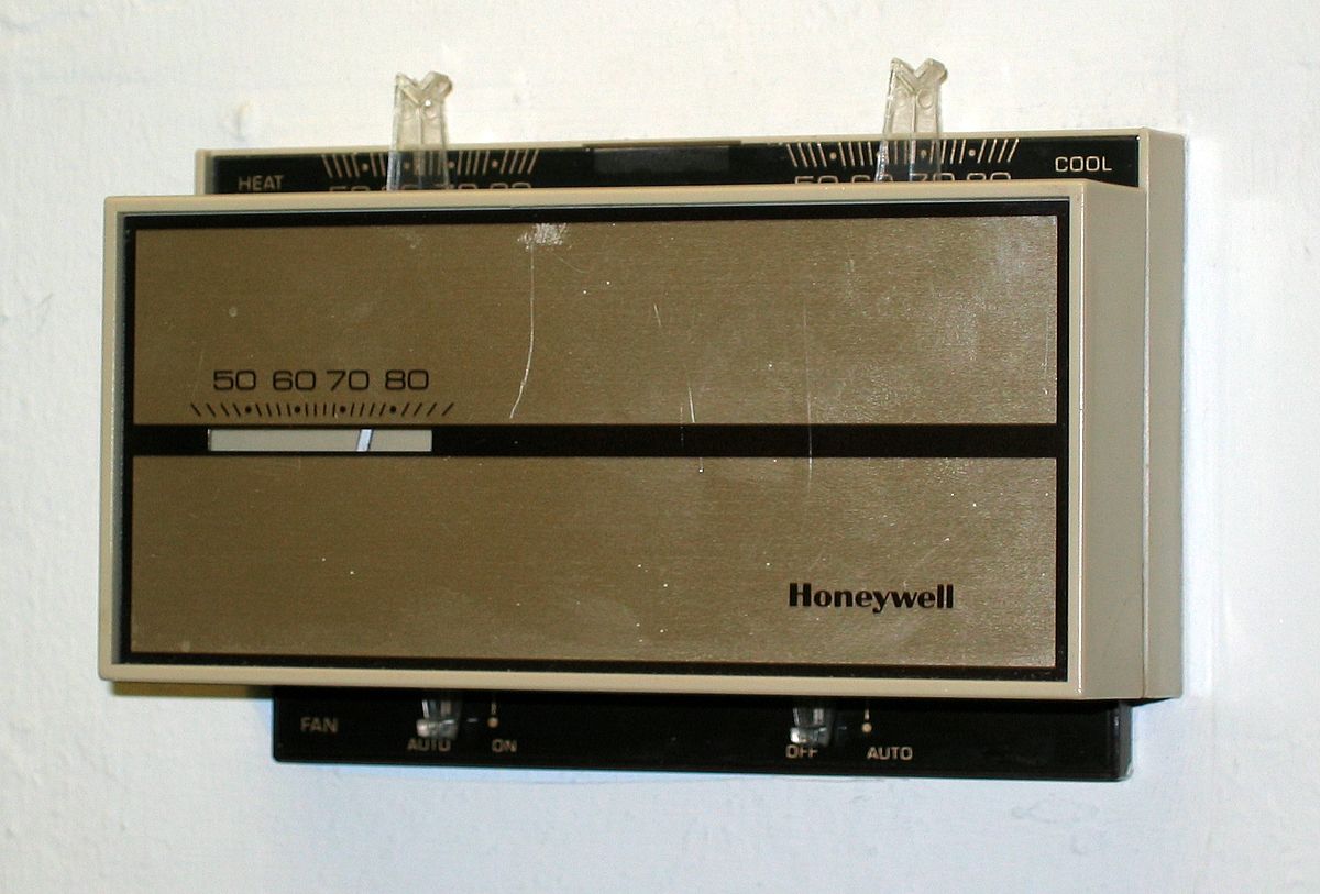 the lifespan of common household appliances and components how long will a thermostat last? Photo by: https://commons.wikimedia.org/wiki/File:OfficeThermostat.jpg