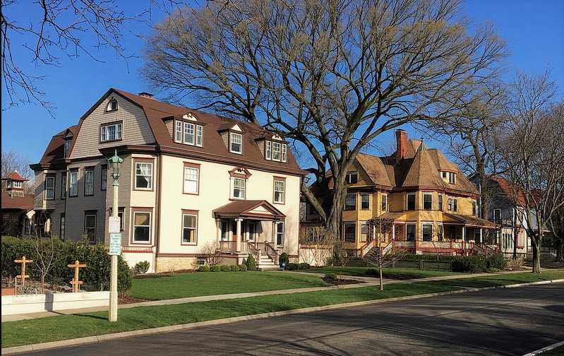 neighborhood street in Illinois