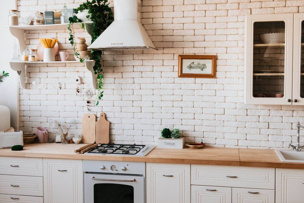 Una cucina pulita ventilatore di scarico sotto un cappuccio